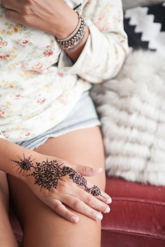 henna tattoo selber machen, temporäre tätowierung mit braunem henna, arm mit henna verzieren
