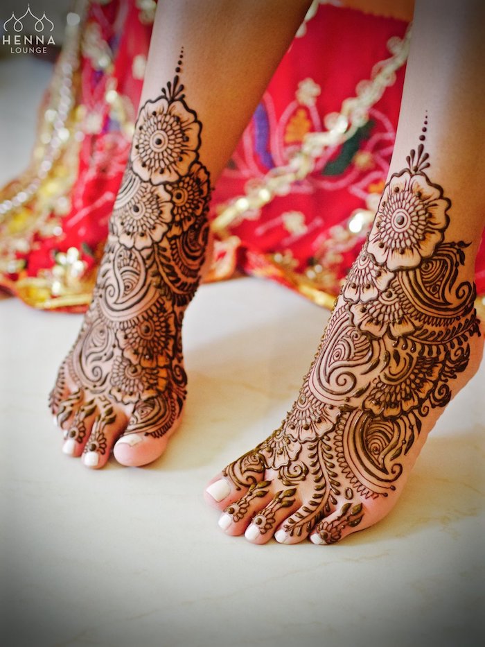 tattoo selber machen, traditionelle indische tätowierungen mit braunem henna, die füße mit henna verzieren