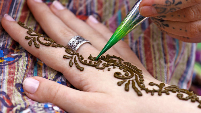 henna stift, silberner ring, kurze nägel, tätowierung mit henna machen, mehndi 
