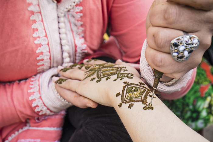 henna tattoo selber machen, großer silberner ring in form von herzen, arm mit henna verzieren