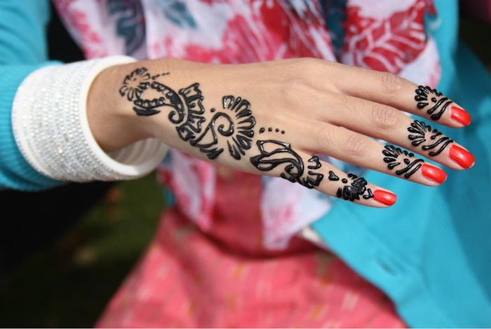tattoo selber machen, roter nagellack, mehndi, schwarzes henna, arm