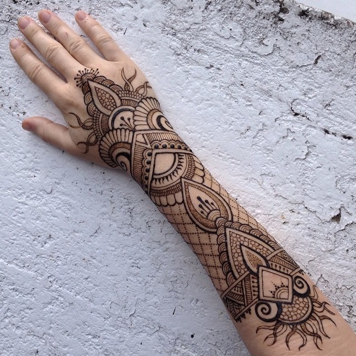 henna tattoo selber machen, großes temporäres tattoo am unterarm, arm mit henna verzieren