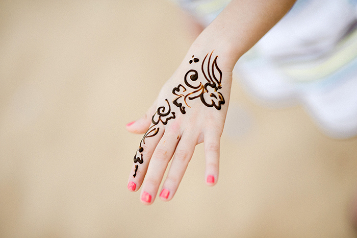 tattoo selber machen, kleines tattoo am hand, rosa nagellack, schwarzes henna, mehndi