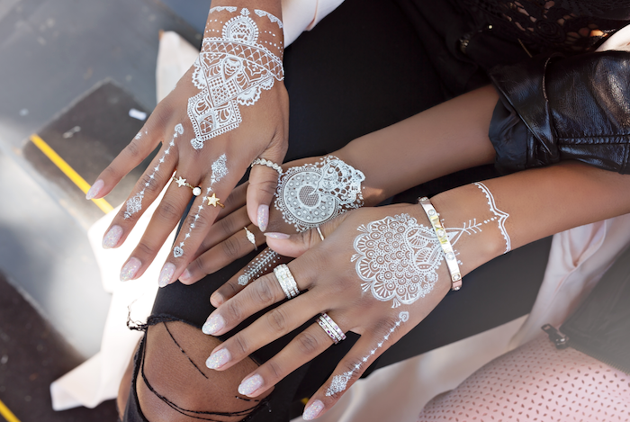 weißes henna, spitze nägel, tätowierungen mit weißem henna an den händen, henna muster