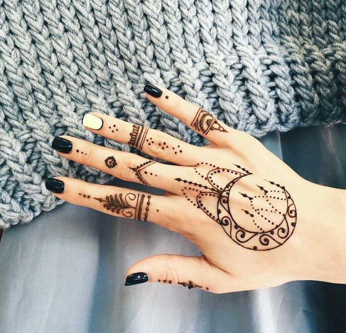 henna bilder, kurze nägel, schwarzer nagellack, hand mit braunem henna verzieren