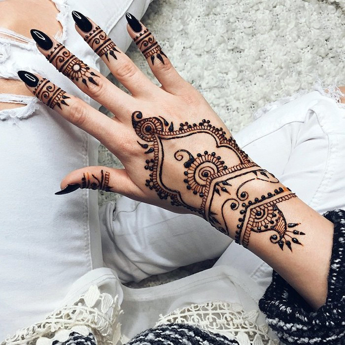 henna bilder, spitze nägel, schwarzer nagellack, arm mit henna verzieren, henna motive