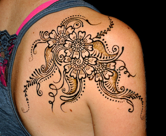 henna muster für anfänger, temporäres tattoo mit blumen motiv am rücken