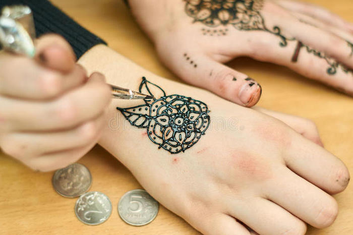henna muster für anfänger, schwarzes henna, blume malen, hand verzieren, mehndi