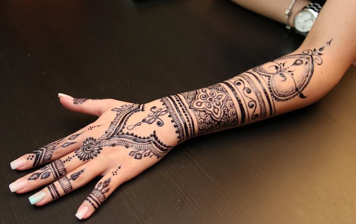 tattoo selber machen, lange nägel, traditionelle indische tätowierung am unterarm