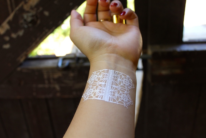 weißes henna, temporäres tattoo am handgelenk, mehndi muster