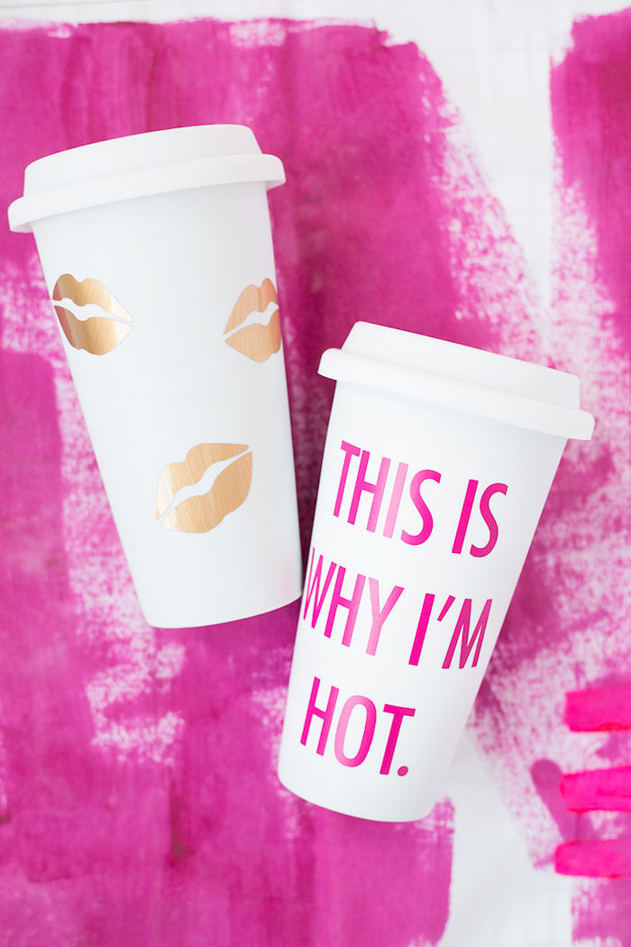 Kaffee zum Mitnehmen, Becher mit rosafarbener Aufschrift und goldenen Küssen