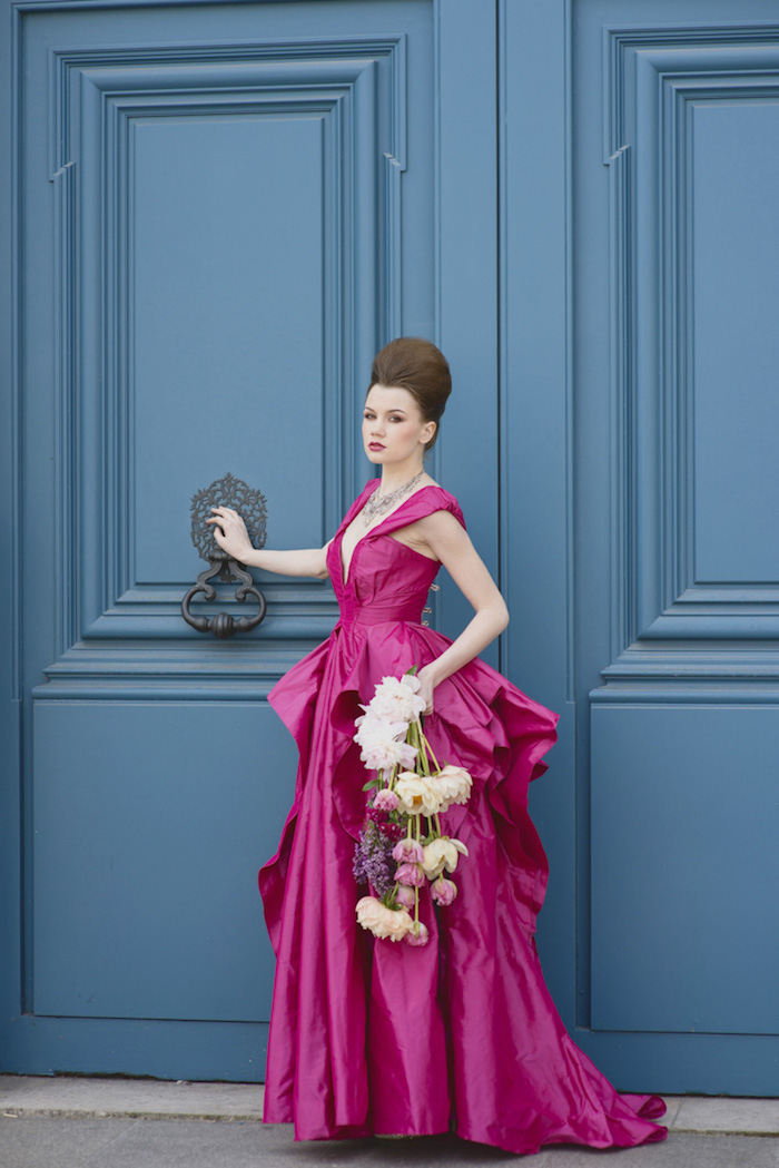 Extravagante Brautjungfern Frisur, bodenlanges Kleid in Violett mit Schleppe, Strauß aus Feldblumen