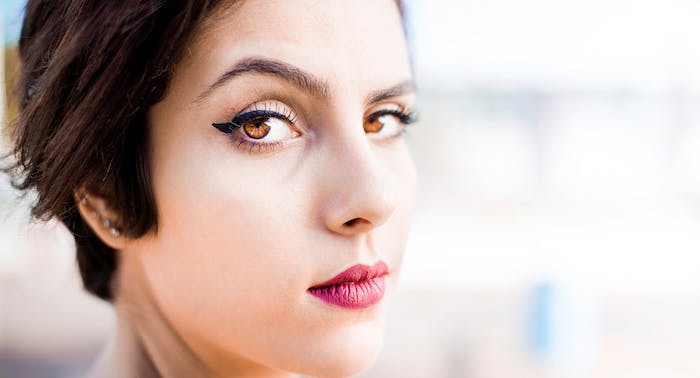 Make-up für braune Augen und schwarze Haare, Lidstrich und schwarze Mascara, roter Lippenstift