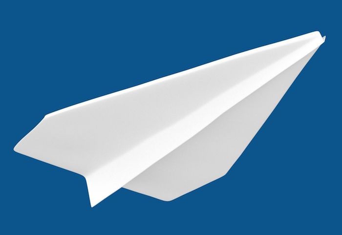 ein großer weißer fleigender papierflieger und ein blauer himmel, papierflieger basteln, basteln mit papier