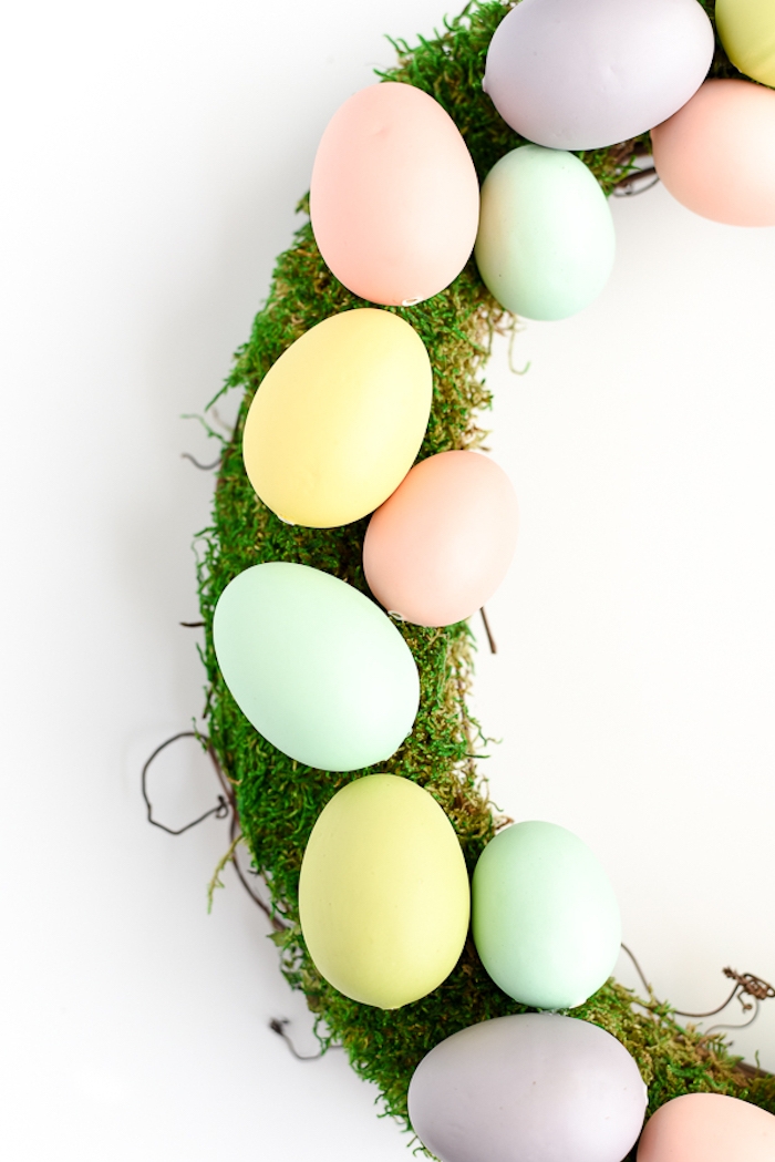 Osterkranz mit Moos und Ostereiern selber machen, bunte Eier aufkleben, DIY Idee für Kinder und rwachsene