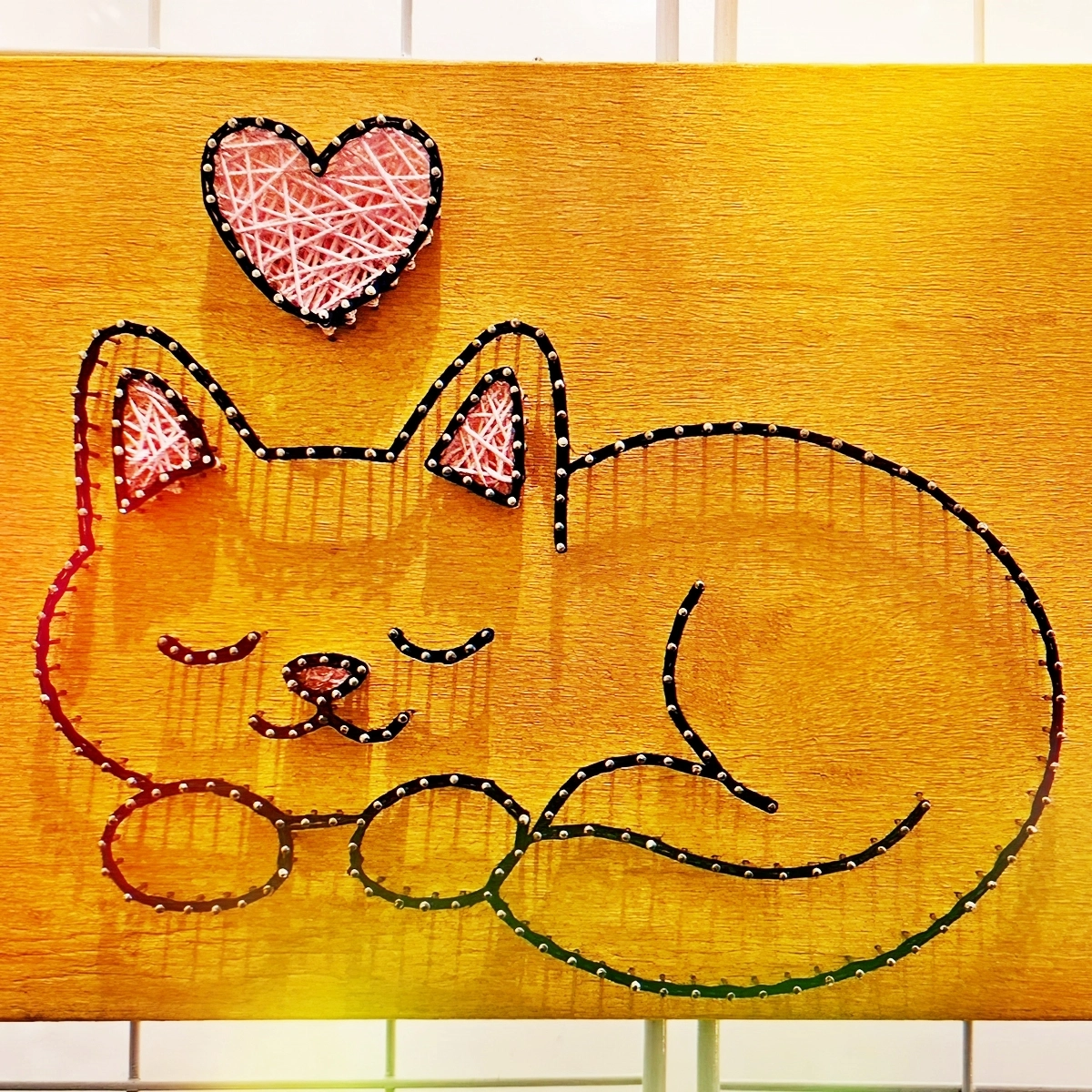 bild aus faeden schlafende katze mit herz stringartbyamandade