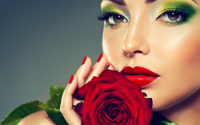 Grüner Lidschatten und zwei Nuancen, Lidstrich und schwarze Mascara, knallroter Lippenstift und Nagellack, rote Rose