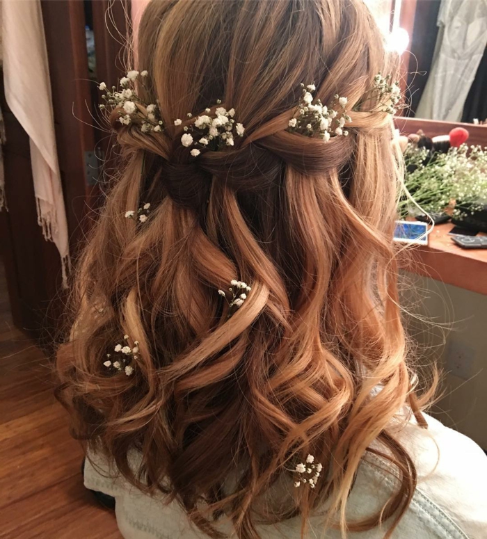 braune Haare mit helleren Strähnchen, weiße Blumen als Dekoration, Zopf flechten