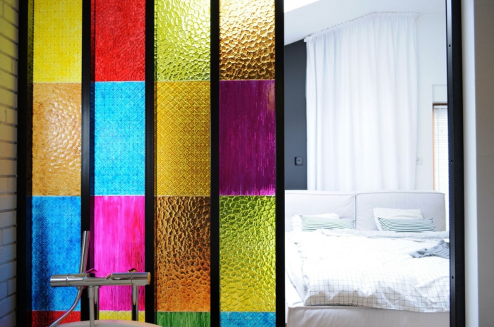 Raumteiler Ideen aus buntem Glas, Trennwand in blauer, gelber, roter, grüner, rosa und lila Farbe