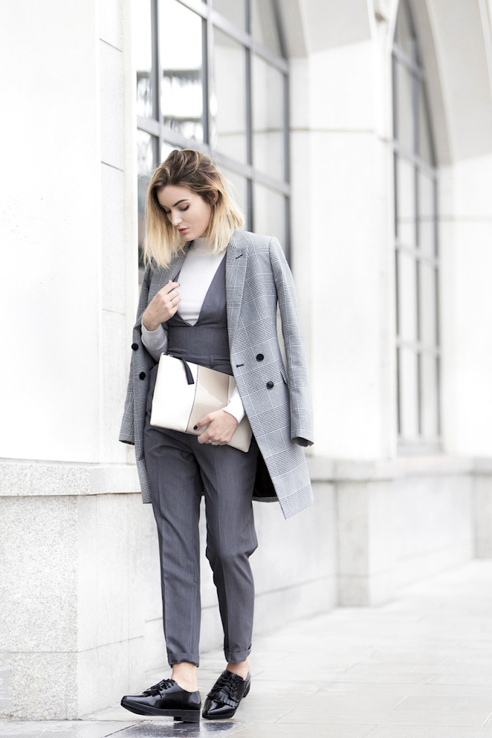 büro outfit in grau, hellgrauer mantel, dunkelgraue hemadhose in kombination mit weißem pulli