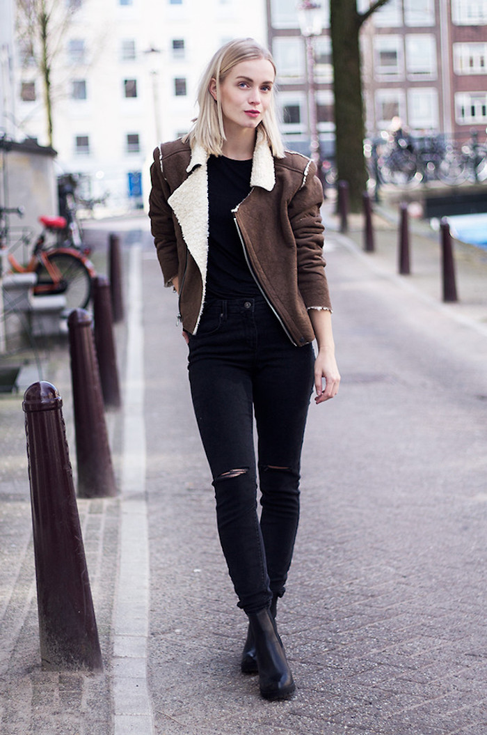 coole kleider für frauen, schwarze jeans und schwarze bluse, braune winterjacke