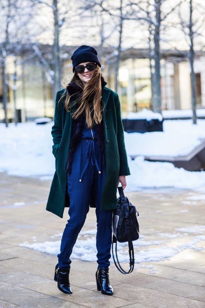 coole kleider für frauen, blaue hemdhose in kombination mit dunkelgrünem mantel