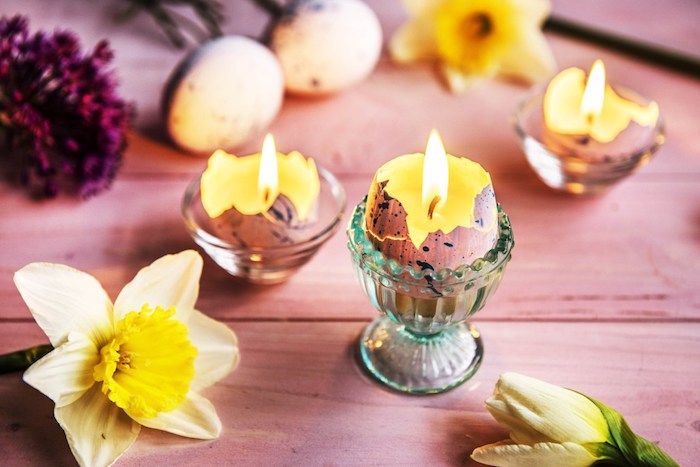 Kerzen in Ostereiern, Inspiration für Ostertischdeko, gelbe Narzissen