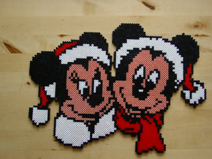 Bügelperlen Ideen zu Weihnachten, Mini und Mickey Maus weihnachtlich gekleidet
