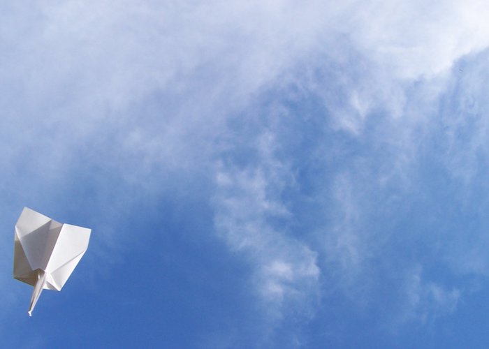 ein blauer himmel mit weißen wolken und ein fliegender kleiner papierflieger, papierflieger spiele
