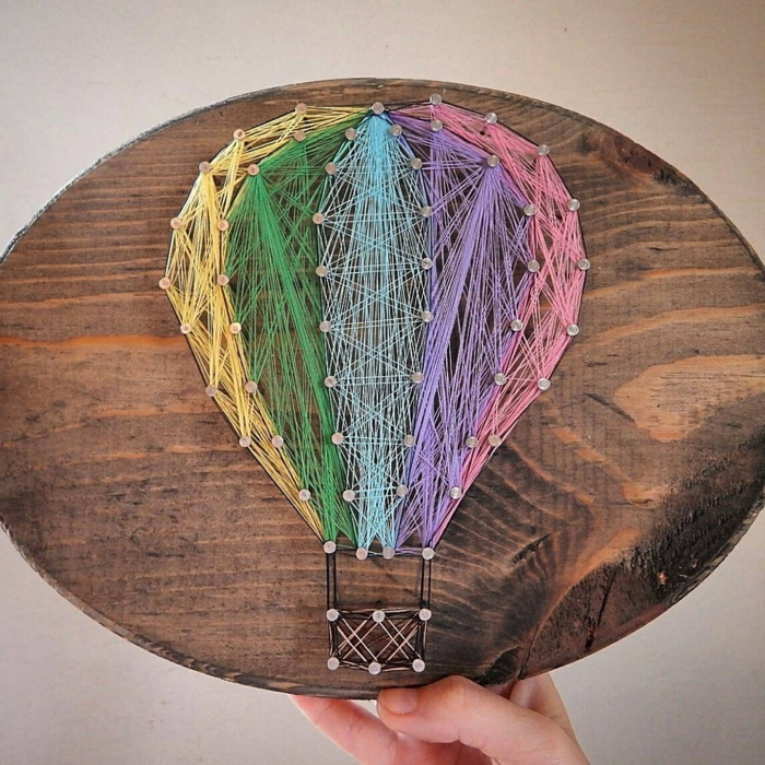 ein Luftballon in Nagelbilder aus verschiedenen Fäden, in der Farben von Regenbogen