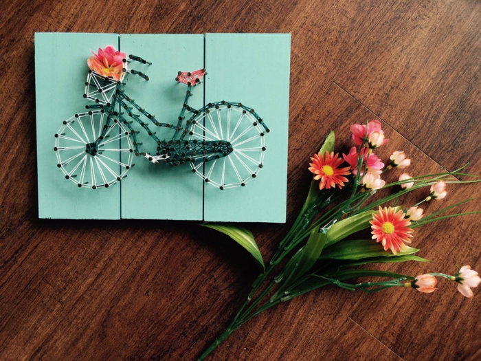 bildshöne Dekoration für den Frühling, ein Fahrrad als Nagenbilder mit vielen Blumen verziert