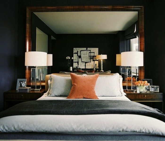 mit Spiegel mit Holzrahmen das Schlafzimmer dekorieren, drei Leselampen, ein abstraktes Bild