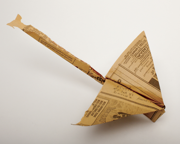 einen papierflieger schwalbe basteln, ein gelber papierflieger aus alten zeitungen, bastelideen mit papier