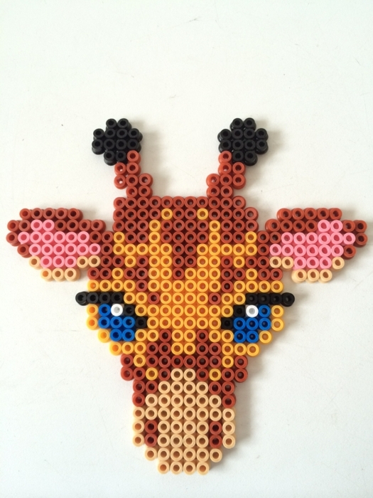 ein Giraffe mit blauen Augen und rosa Ohren, Bügelperlen Steckplatten