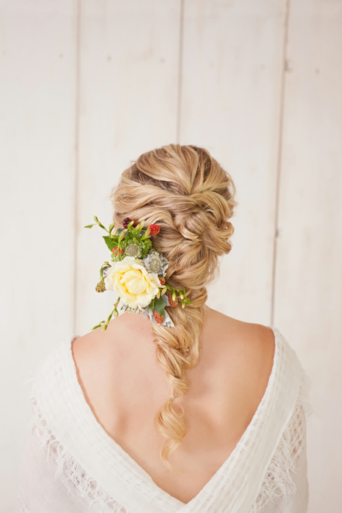 komplizierte Frisuren Hochzeit, frische Blumen als Dekoration, blonder Zopf