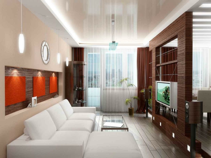 Raumteiler Holz in brauner Farbe, Trennwand und Fernsehwand, große, weiße Couch