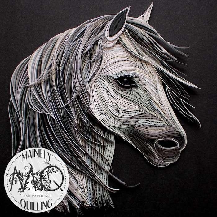 ein weißes quilling pferd mit schwarzen augen und mit einer dichten mähne aus grauen papierstreifen