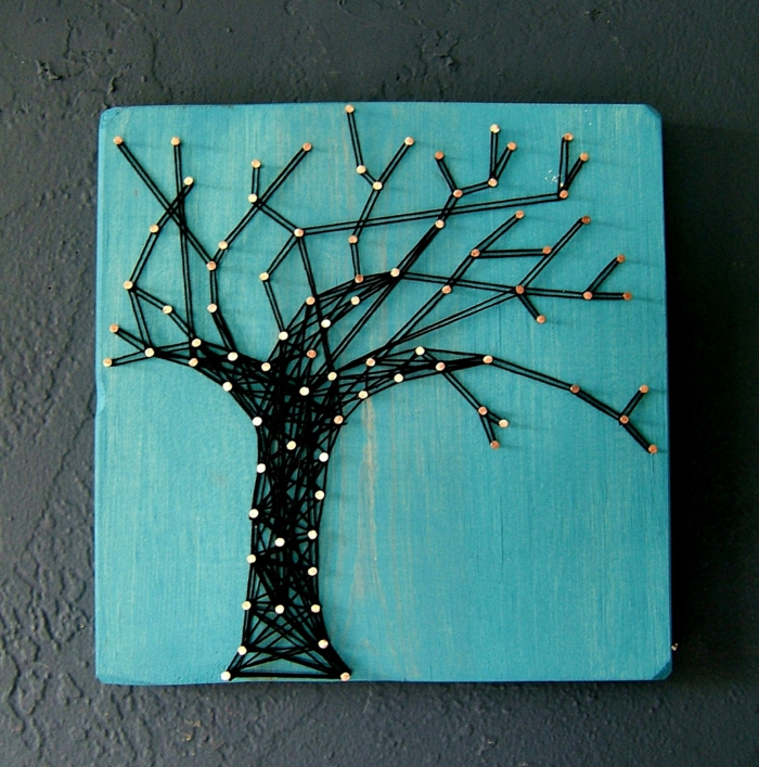 ein schwarzer Baum mit glätzen Nagel, Brettchen in blauer Farbe gestichen, Fadenbild Anleitung