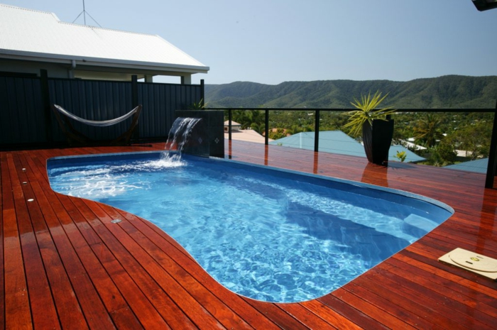 ein Pool auf einer Dachterrasse, Sichtschutz aus Metal, Terrasse dekorieren
