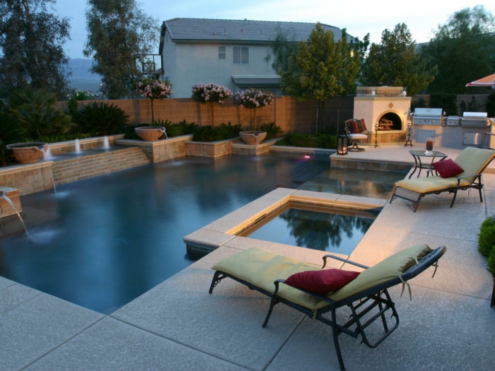 eine prächtige Terrasse dekorieren, zwei Liegestühle, ein Pool mit kristalem Wasser