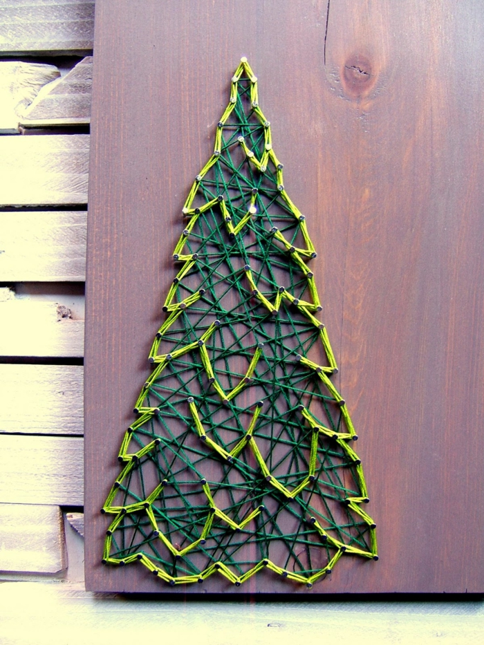 ein grüner Tannenbaum aus zwei Schattierungen von grünen Farben, Fadenkunst zu Weihnachtsmann