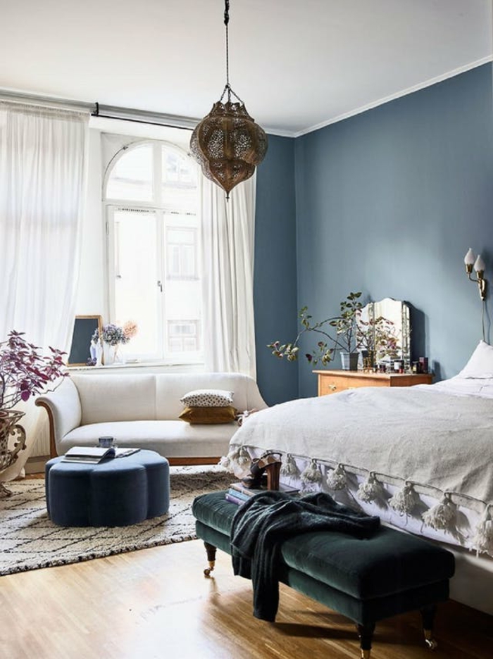 ein helles Zimmer, Schlafzimmer Inspirationen in blauer Farbe, ein weißes Sofa, orientalisches Lampenschirm