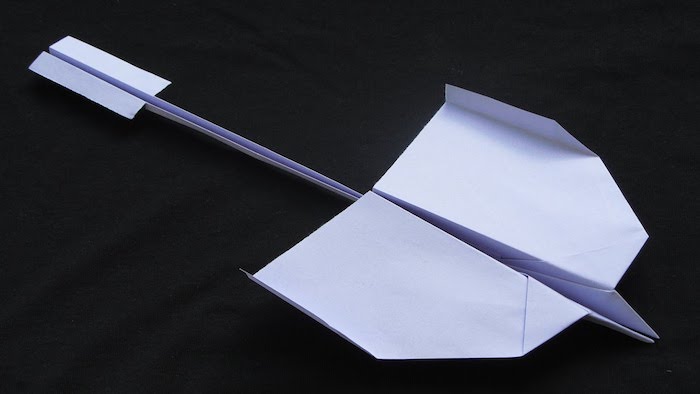 ein kleiner violetten papierflieger, bastelideen mit papier, einen violetten papierflieger schwalbe basteln
