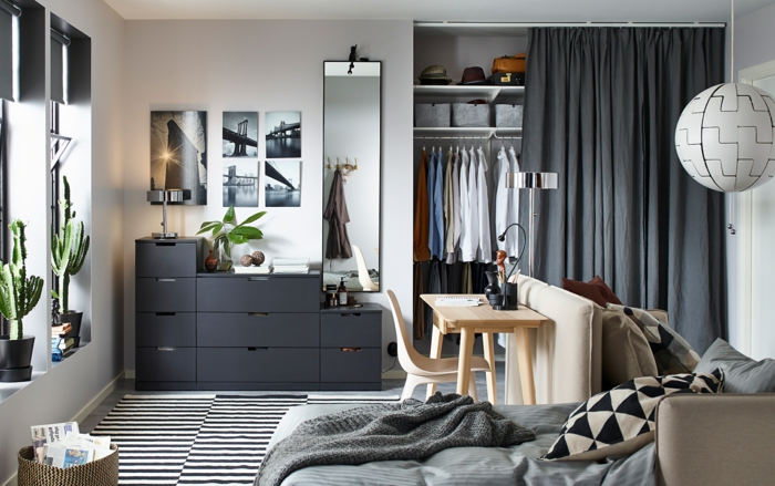 Schlafzimmer Inspiration aus IKEA, graue Decke, grauer Vorhang und Ikea Lampe