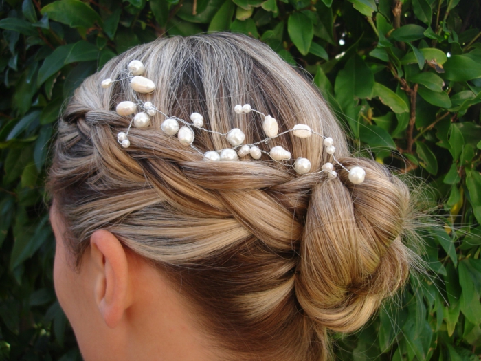 eine blonde Braut mit Haarschmuck von weißen Edelsteinen, geflochtene Frisuren Hochzeit