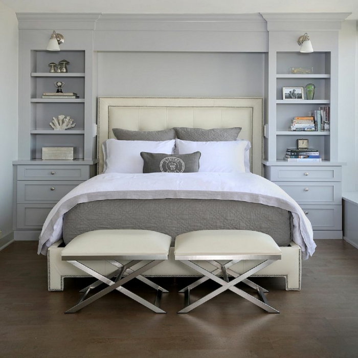 symmertrische Gestaltung, Schlafzimmer Inspiration für ordentliches Zimmer mit zwei Hocker