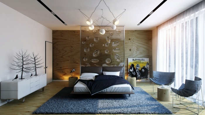 Schlafzimmer Deko mit Glas, ein Werk der zeitgenossischen Kunst über das Bett, zwei Sessel