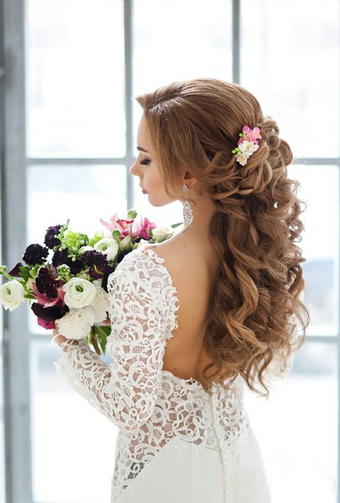 schöne Braut mit langen hellbraunen Haaren, geflochtene Zöpfe und gut geformte Locken