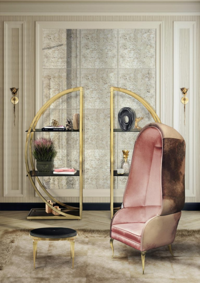 ein rosa Stuhl, kleiner schwarzer Tisch, zwei gerundete Regale, Marmor Optik Wohnwand Ideen