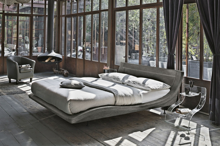 ein modernes Bett wie auf Wolken, viel natürliches Licht aus dem Garten, modernistische Schlafzimmer Deko